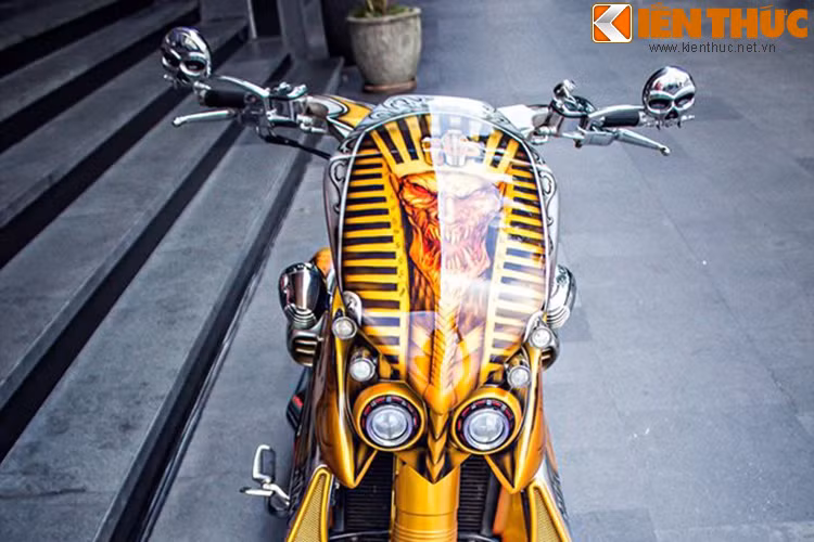  Phần đầu xe được thiết kế khá lạ mắt, và được vẽ airbrush hình Pharaon. Hai đèn bi-xenon phía trước được thiết kế độc đáo giống như cặp mắt cú - giúp. Cặp gương được độ phong cách ma mị với hai chiếc đầu lâu. 