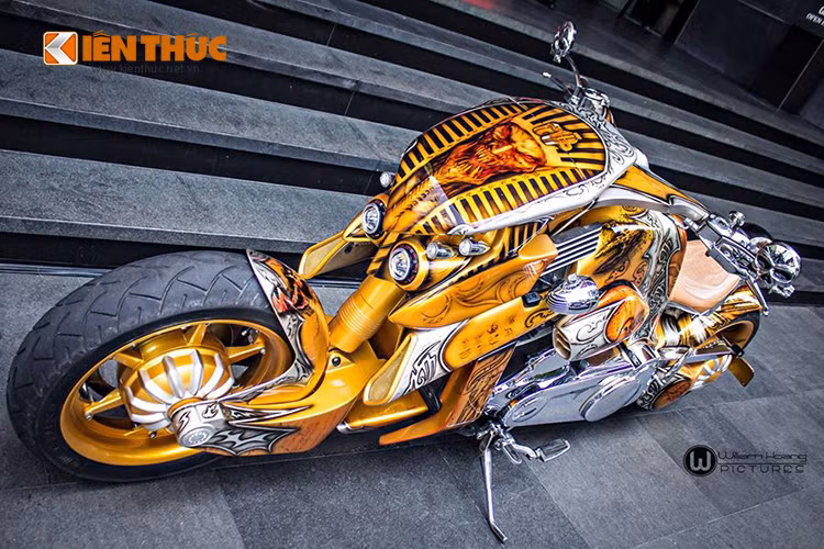 Mẫu V-Rex Travertson trong ảnh thuộc quyền sở hữu của một thành viên trong Clb Free chapter Saigon, nó được chủ xe độ lên hàng loạt đồ chơi cùng với dàn áo sơn airbrush họa tiết trên kim tự tháp Ai Cập cổ đại.