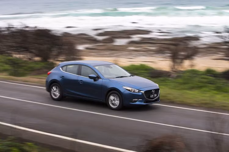 Tại thị trường Úc với cả 2 phiên bản sedan và hatchback, giá bán niêm yết của Mazda3 Facelift mới sẽ từ 23.601 Đô Úc tương đương 17.900 USD (khoảng hơn 350 triệu đồng), bao gồm 2 tùy chọn động cơ 2.0 hoặc 2.5 lít.