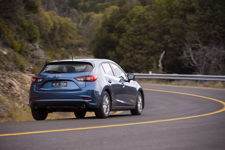 Ngoài thiết kế mới, khách hàng cũng có thể tùy chọn hệ dẫn động 4 bánh toàn thời gian i-Activ trên mẫu xe mới này. Thêm vào đó là hệ thống phanh tái sinh năng lượng (i-ELOOP), tắt máy khi xe dừng lâu (i-Stop), hỗ trợ người lái (i-DM) và chọn chế độ lái (Sport Mode).