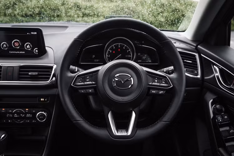 Xe trang bị màn hình thông tin giải trí cảm ứng MZD 7-inch, trên các bản cao cấp SP25 GT và Astina sẽ được bổ sung thêm hệ thống âm thanh 9 loa Bose, các biến thể còn sử dụng 6 loa. Tất cả đều được trang bị radio vệ tinh và có tích hợp các nút điều khiển trên vô – lăng.