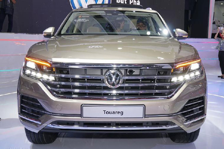 Về tổng thể Touareg có thân hình lớn hơn phiên bản trước làm không gian bên trong cabin được mở rộng, cụ thể dài hơn 77 mm, rộng hơn 44 mm và thấp hơn 7 mm, đạt: Dài x Rộng x Cao là: 4.878 x 1.984 x 1.702 mm. Kích thước tăng giúp hàng ghế sau có nhiều không gian hơn, thể tích tăng từ 697 lít lên 810 lít.