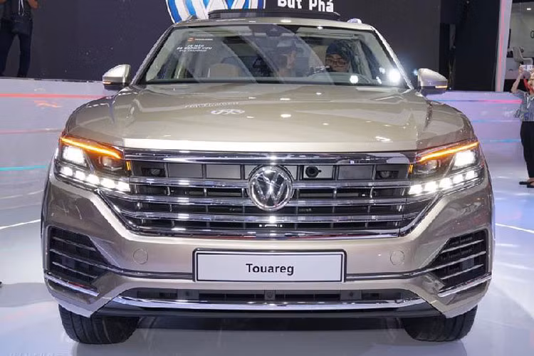 Về tổng thể Touareg có thân hình lớn hơn phiên bản trước làm không gian bên trong cabin được mở rộng, cụ thể dài hơn 77 mm, rộng hơn 44 mm và thấp hơn 7 mm, đạt: Dài x Rộng x Cao là: 4.878 x 1.984 x 1.702 mm. Kích thước tăng giúp hàng ghế sau có nhiều không gian hơn, thể tích tăng từ 697 lít lên 810 lít.