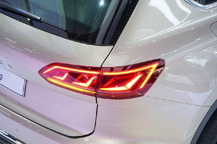 Phần đuôi xe giữ lại khá nhiều đường nét xưa cũ của người tiền nhiệm. Cũng tương tự Arteon, tên xe được đặt trang trọng ở giữa cửa sau, đối xứng 2 bên là cụm đèn hậu LED. Nhìn từ ngang hông, đường gờ chạy dọc thân phía trên tay nắm cửa khá nổi bật. Mâm xe sử dụng tiêu chuẩn là loại 18 inch nhưng bản cao nhất có thể “nhét” vừa mâm 21 inch hợp kim.