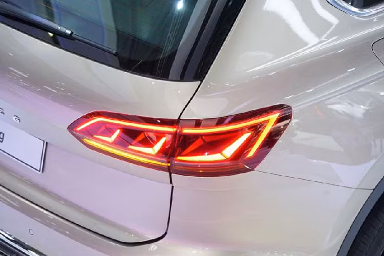 Phần đuôi xe giữ lại khá nhiều đường nét xưa cũ của người tiền nhiệm. Cũng tương tự Arteon, tên xe được đặt trang trọng ở giữa cửa sau, đối xứng 2 bên là cụm đèn hậu LED. Nhìn từ ngang hông, đường gờ chạy dọc thân phía trên tay nắm cửa khá nổi bật. Mâm xe sử dụng tiêu chuẩn là loại 18 inch nhưng bản cao nhất có thể “nhét” vừa mâm 21 inch hợp kim.