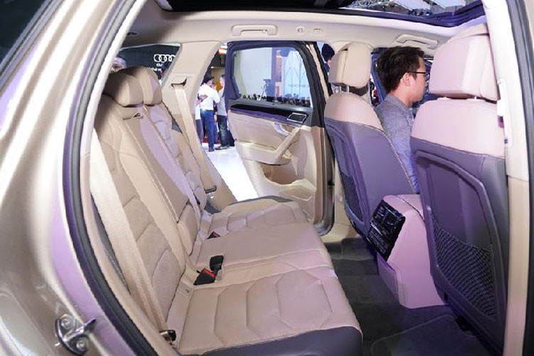 Ngoài những tính năng cơ bản của một chiếc SUV hạng sang cao cấp, Touareg còn được trang bị một số những tính năng nâng cao như: ghế có massage, điều hòa bốn vùng, âm thanh Dynaudio 14 loa 730 Watt, cửa sổ trời toàn cảnh, hệ thống treo khí nén, hệ thống tầm nhìn ban đêm Night Vision có thể phát hiện được mọi vật trong bóng tối...