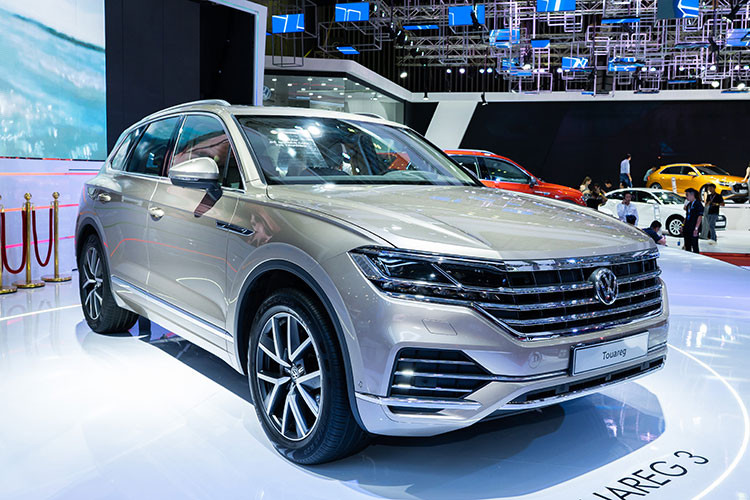 Bước sang thế hệ thứ 3, Volkswagen Touareg 2019 thực sự đã được thay đổi thành một chiếc SUV hoàn toàn mới cả về nội thất và ngoại thất. Phiên bản mới này cũng được phát triển trên nền tảng MLB tương tự những mẫu xe sang trong cùng tập đoàn Volkswagen như Audi Q7, Porsche Cayenne hay mẫu siêu SUV Lamborghini Urus.