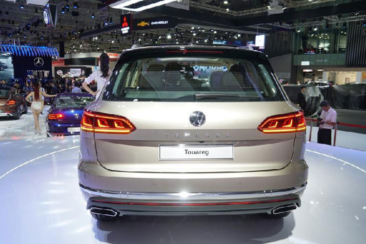 Thêm nữa, cụm đèn pha không còn là loại full LED thông thường mà nay đã nâng cấp lên LED ma trận tương tự những gì ta thường thấy trên các dòng xe sang Audi. Mỗi đèn pha sử dụng 128 bóng LED có khả năng hoạt động độc lập giúp xe có khả năng chiếu sáng đa năng cũng như tầm chiếu sáng cực xa và rộng.