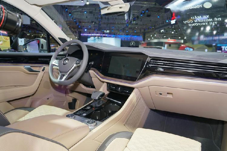 Tuy Touareg có kích thước lớn hơn, nhưng trọng lượng xe lại nhẹ hơn 106 kg nhờ thành phần khung sườn có khoảng 48% chất liệu nhôm tương tự như Audi Q7. Thép cường lực cũng được sử dụng để tăng độ cứng thân xe. Bên trong các phiên bản cao cấp của chiếc SUV sử dụng màn hình 12 inch kỹ thuật số thay thế cụm đồng hồ truyền thống đặt cạnh màn hình thông tin giải trí trung tâm “khổng lồ” 15 inch...