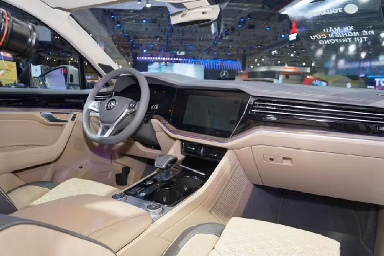 Tuy Touareg có kích thước lớn hơn, nhưng trọng lượng xe lại nhẹ hơn 106 kg nhờ thành phần khung sườn có khoảng 48% chất liệu nhôm tương tự như Audi Q7. Thép cường lực cũng được sử dụng để tăng độ cứng thân xe. Bên trong các phiên bản cao cấp của chiếc SUV sử dụng màn hình 12 inch kỹ thuật số thay thế cụm đồng hồ truyền thống đặt cạnh màn hình thông tin giải trí trung tâm “khổng lồ” 15 inch...