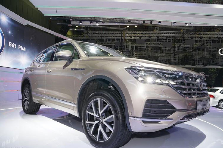 Được biết, Touareg 2019 tại VMS 2018 lần này được đưa về để nghiên cứu thị trường, chưa có giá bán tại Việt Nam nhưng giá dự kiến khoảng 3.2 tỷ đồng khi đến tay người tiêu dùng Việt Nam vào tháng 9/2019. Mẫu xe thế hệ trước được bán tại Việt Nam với giá 2,5 tỷ đồng, chỉ cao hơn một chút so với Mercedes-Benz GLC300 4Matic.