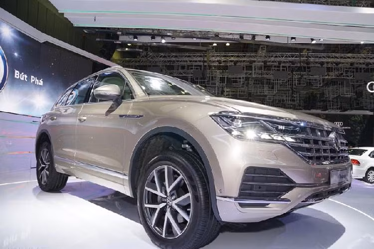 Được biết, Touareg 2019 tại VMS 2018 lần này được đưa về để nghiên cứu thị trường, chưa có giá bán tại Việt Nam nhưng giá dự kiến khoảng 3.2 tỷ đồng khi đến tay người tiêu dùng Việt Nam vào tháng 9/2019. Mẫu xe thế hệ trước được bán tại Việt Nam với giá 2,5 tỷ đồng, chỉ cao hơn một chút so với Mercedes-Benz GLC300 4Matic.