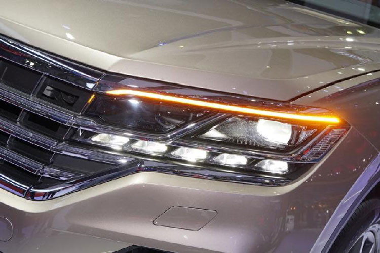 Touareg 2019 tái định nghĩa lại hoàn toàn phần đầu xe với nền tảng cơ bản mượn từ dòng sedan Arteon, thể hiện rõ nhất qua cụm đèn pha kết nối trực tiếp với tản nhiệt. Có thể nói bộ mặt mới vừa tạo ra nét riêng cho Touareg so với các anh em SUV khác cùng tập đoàn vừa tạo nên dáng đứng mạnh mẽ, thể thao khi nhìn trực diện.