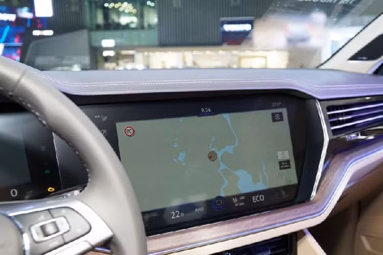 Cũng như các công nghệ ứng dụng trên Porsche, các nút ứng dụng điều khiển trên Touareg cũng bằng cảm ứng thay cho nút cơ, và đặc biệt hơn là bằng cử chỉ không chạm. Đèn nội thất cảm ứng cũng không còn công tắc. Chỉ cần vuốt là có thể bật tắt. Đây thực sự là một tính năng còn đẳng cấp hơn nhiều mẫu xe hạng sang hiện có trên thị trường.