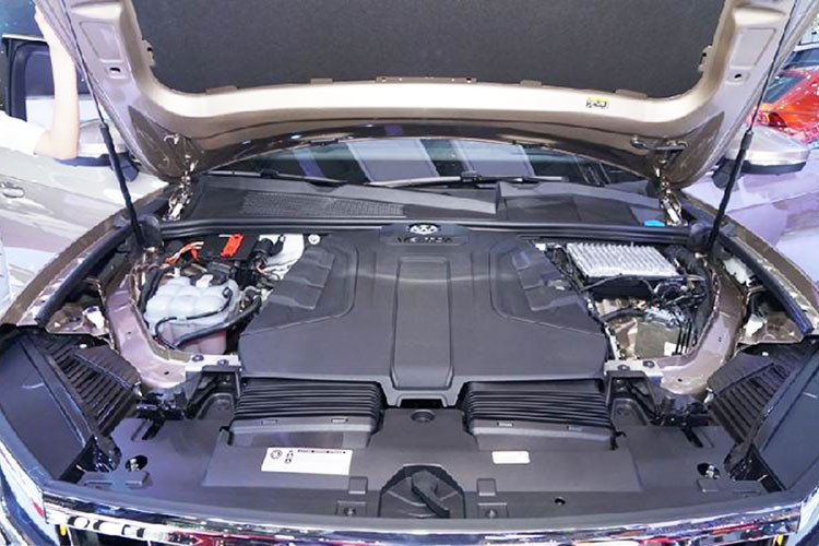 Cách bài trí màn hình và cần số của xe khá giống mẫu Audi Q7. Đặc biệt hơn cả là Touareg còn được trang bị hệ thống lái bán tự động có thể duy trì xe ở trên làn đường đang chạy ở tốc độ trên 60 km/h tự động phanh, điều khiển vô-lăng, và hệ thống lái bẻ góc cả 4 bánh khi vào cua.