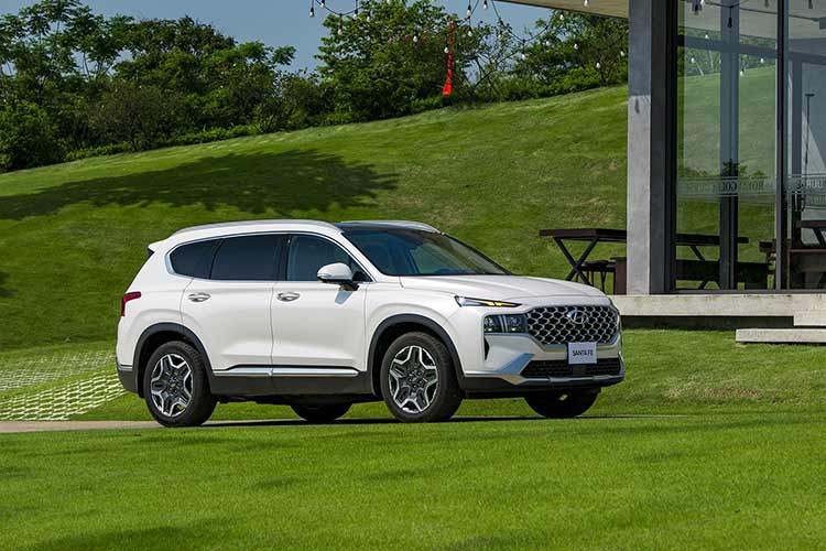 Tương tự Ford Everest, Hyundai SantaFe cũng có một tháng kinh doanh thành công hơn với doanh số tăng 108,8% lên 470 xe. Kết quả bán hàng này giúp mẫu xe Hàn Quốc chiếm vị trí thứ 2 trong làng SUV hạng D tại Việt Nam. Hiện Hyundai SantaFe đã được áp dụng giá mới, dao động từ 969 triệu đến 1,299 tỷ đồng, giảm 86 - 176 triệu đồng, tùy phiên bản.