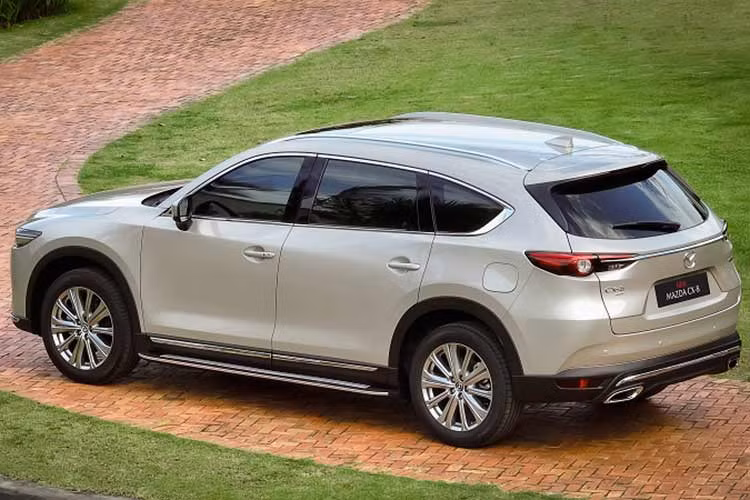 Mazda CX-8 tại Việt Nam sở hữu khối động cơ xăng Skyactiv-G 2.5L, cho công suất tối đa 188 mã lực và mô-men xoắn cực đại 252 Nm. Đi kèm là hộp số loại tự động 6 cấp, hệ dẫn động cầu trước hoặc bốn bánh AWD, tùy phiên bản. Ngoài ra, Mazda CX-8 còn được trang bị công nghệ kiểm soát gia tốc nâng cao G-Vectoring Control Plus (GVC Plus).