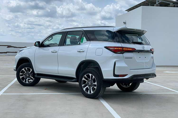 Nằm bên dưới nắp ca-pô của Toyota Fortuner là 3 loại động cơ, bao gồm máy dầu 2.4L, máy dầu 2.8L và máy xăng 2.7L. Động cơ vẫn đồng hành cùng hộp số sàn 6 cấp hoặc hộp số tự động 6 cấp. Thêm vào đó là hệ dẫn động 1 cầu hoặc 2 cầu. Hiện Toyota Fortuner có 7 phiên bản và giá bán từ 1,026 - 1,47 tỷ đồng.