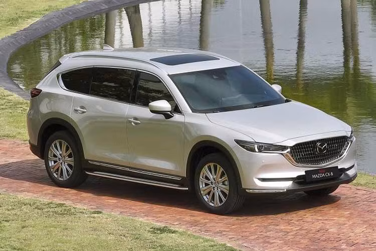 Mazda CX-8 là mẫu xe hiếm hoi trong phân khúc gần như giữ nguyên kết quả kinh doanh so với tháng 8/2023. Cụ thể, trong tháng 9, mẫu xe này bán ra 250 xe, tăng đúng 1 xe so với tháng liền trước. Điều này cho thấy sự ổn định nhưng chưa thể bứt phá của mẫu xe Nhật Bản. CX-8 sở hữu ngoại hình khá đẹp mắt nhờ ngôn ngữ thiết kế Kodo. Tuy nhiên, nó bị nhận xét là giống phiên bản phóng to của Mazda CX-5.