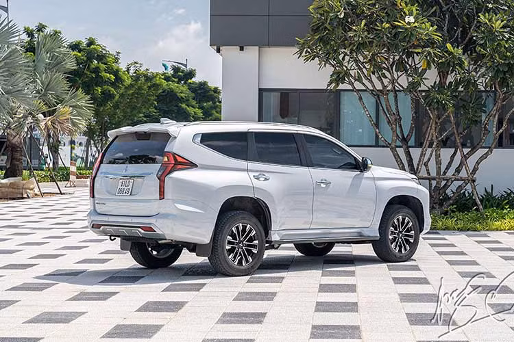Tại Việt Nam, Mitsubishi Pajero Sport hiện có 3 phiên bản với giá bán dao động từ 1,13 - 1,365 tỷ đồng. Mẫu SUV 7 chỗ đến từ thương hiệu Mitsubishi sử dụng động cơ dầu Mivec 2.4L, sản sinh công suất tối đa 178 mã lực và mô-men xoắn cực đại 430 Nm. Hệ dẫn động vẫn chia làm 2 loại là 1 cầu và 2 cầu, đi kèm khóa vi sai cầu sau. 