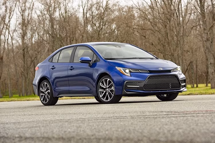 Sau khi được hé lộ ít lâu, mẫu xe sedan Toyota Corolla 2019 thế hệ mới đã bắt đầu mở đặt cọc cho khách hàng Mỹ. Tại thị trường này, mẫu xe sedan thế hệ mới được phân phối với 5 biến thể L, LE, SE, XLE và XSE.