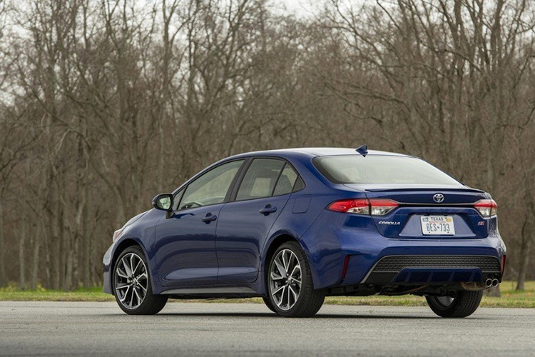 Theo đó, thiết kế của mẫu sedan hạng C nhà có nhiều thay đổi đáng kể về đường nét. Đáng chú ý Toyota Corolla Altis 2019 mang phong cách sang trọng và tinh tế hơn dựa trên nền tảng TNGA hoàn toàn mới của Toyota, vừa được áp dụng cho mẫu sedan lớn nhất của mình là "đàn anh" Avalon.