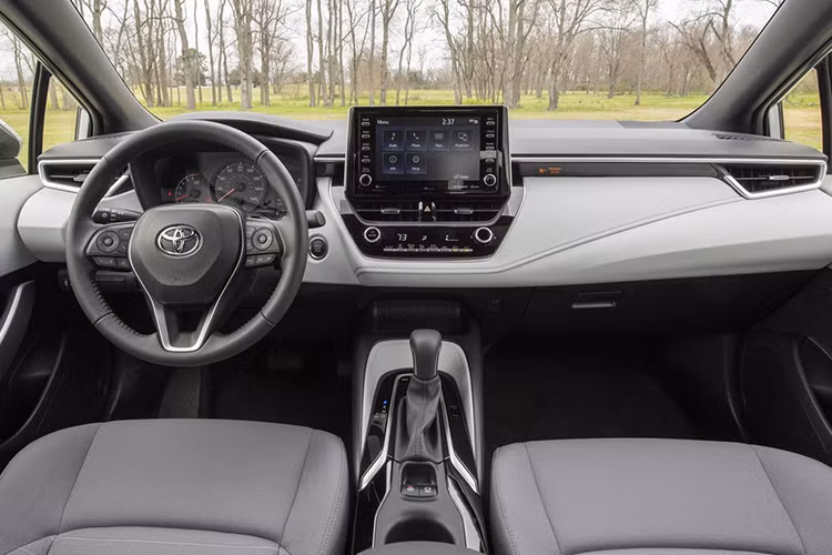 Bên trong nội thất trên phiên bản cơ sở Corolla L khá đơn giản khi chỉ được trang bị ghế bọc vải, camera lùi, vô-lăng kiểu ống lồng, màn hình hiển thị đa thông tin 4,2 inch, màn hình giải trí 7 inch, dàn âm thanh 6 loa và hệ thống trợ lái Toyota Safety Sense 2.0. Những phiên bản cao cấp hơn như LE hay XLE sẽ có các chi tiết trang trí kim loại, cổng USB, màn hình cảm ứng 8 inch và hàng ghế sau có bệ tì tay. 