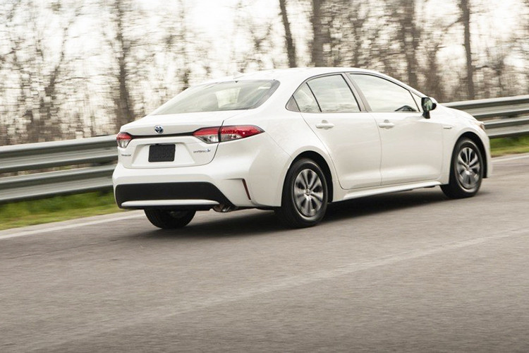 Ba phiên bản đầu tiên là Corolla L, LE và XLE sẽ sử dụng động cơ 1.8L 4 xi-lanh, sản sinh công suất 139 mã lực và mô-men xoắn 170 Nm. Kết hợp cùng động cơ kể trên là hộp số vô cấp CVT. Ở 2 phiên bản cao hơn là SE và XSE sẽ được trang bị động cơ 2.0L mạnh mẽ hơn. Động cơ 2.0L 4 xi-lanh, cho công suất 169 mã lực và mô-men xoắn 204 Nm.