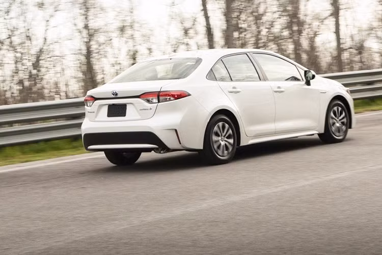 Ba phiên bản đầu tiên là Corolla L, LE và XLE sẽ sử dụng động cơ 1.8L 4 xi-lanh, sản sinh công suất 139 mã lực và mô-men xoắn 170 Nm. Kết hợp cùng động cơ kể trên là hộp số vô cấp CVT. Ở 2 phiên bản cao hơn là SE và XSE sẽ được trang bị động cơ 2.0L mạnh mẽ hơn. Động cơ 2.0L 4 xi-lanh, cho công suất 169 mã lực và mô-men xoắn 204 Nm.