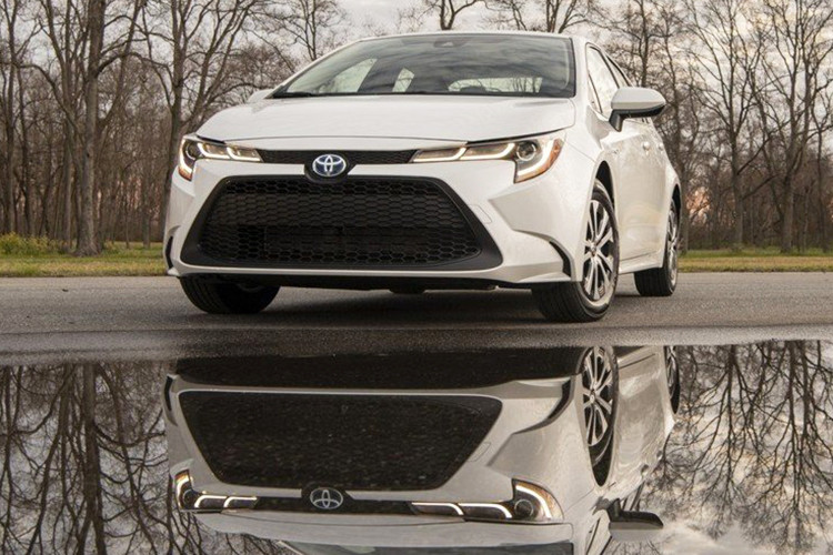 So với mẫu Corolla Altis tại Việt Nam đang bán ra, xe có thiết kế ngoại hình đồng nhất và mạnh mẽ hơn, cuốn hút tinh tế hơn. Chất thể thao hơn cũng thể hiện rõ ràng trên mẫu thiết kế mới, ấn tượng cực mạnh với lưới tản nhiệt phía trước cũng như hai đường gân vuốt chéo ở phần đuôi xe.