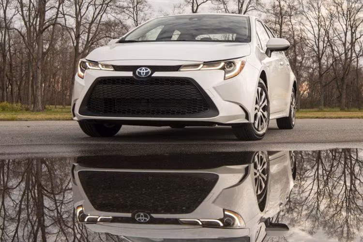 So với mẫu Corolla Altis tại Việt Nam đang bán ra, xe có thiết kế ngoại hình đồng nhất và mạnh mẽ hơn, cuốn hút tinh tế hơn. Chất thể thao hơn cũng thể hiện rõ ràng trên mẫu thiết kế mới, ấn tượng cực mạnh với lưới tản nhiệt phía trước cũng như hai đường gân vuốt chéo ở phần đuôi xe.