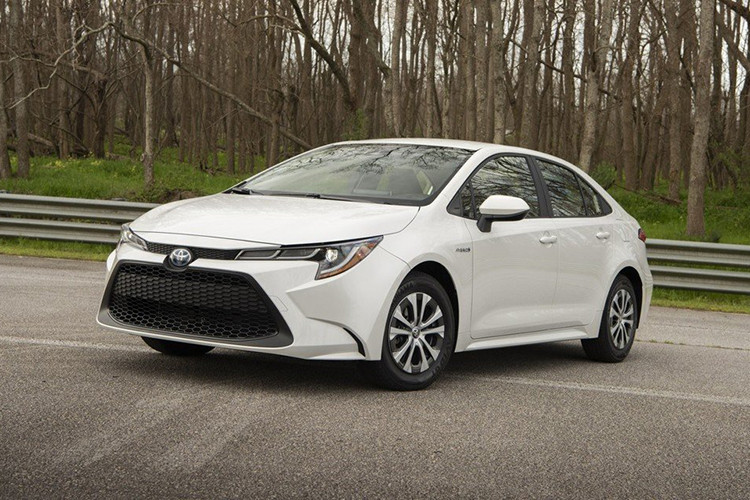 Phiên bản cuối cùng sẽ là bản xe “xanh” LE Hybrid có sức mạnh 121 mã lực với mức tiêu hao nhiên liệu tổng thể 5,6 lít/100 km. Giá xe Toyota Corolla Altis 2019 khởi điểm từ 19.500 USD (khoảng 450 triệu đồng), đắt hơn 800 USD (khoảng 18,5 triệu đồng) so với phiên bản tiền nhiệm.