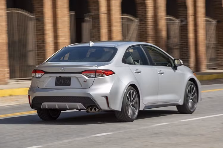 Ngoài ra, nếu khách hàng chi thêm khoảng 2.000 USD (tương đương gần 50 triệu đồng), họ sẽ được sở hữu thêm gói trang bị LE Package để nhận được hệ thống khởi động không cần chìa, cửa sổ trời, hệ thống giám sát điểm mù và mâm xe hợp kim 16 inch.