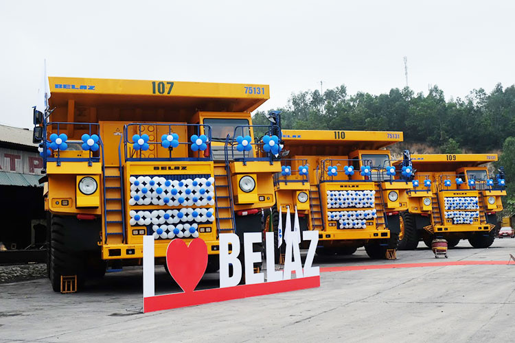 Mẫu xe tải khủng BelAZ-75131 tự đổ, có tải trọng 130 tấn vừa xuát hiện tại Quảng Ninh. Đây là hợp tác giữa Tập đoàn Vinacomin và Công ty TNHH BelAZ Invest (Belarus) về việc cung cấp xe tải tự đổ BelAZ bắt đầu từ năm 2018. Sau khi hoàn thành các thủ tục nhập xe các kỹ sư của nhà máy BelAZ kết hợp với Tập đoàn Vinacomin đã thực hiện các công việc lắp ráp và vận hành chạy thử trong thời gian 1 tháng.