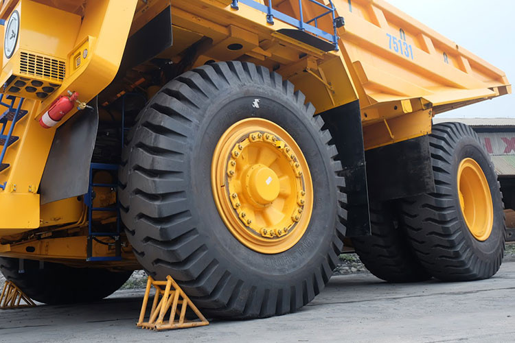 Trọng lượng của xe khi tính đến tải có thể đến 240 tấn, chính vì thế mà xe được trang bị động cơ Cummins KTA 50-C với 16 xi-lanh và công suất 1.600 mã lực, tương đương với 1.194kW. Độ tiêu thụ nhiên liệu của động cơ là 208 gram/kW*h với tốc độ tối đa là 50 km/h. 