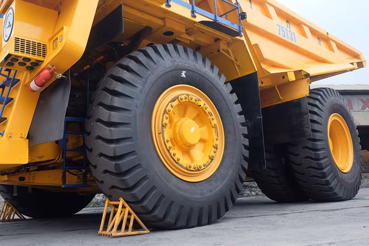 Trọng lượng của xe khi tính đến tải có thể đến 240 tấn, chính vì thế mà xe được trang bị động cơ Cummins KTA 50-C với 16 xi-lanh và công suất 1.600 mã lực, tương đương với 1.194kW. Độ tiêu thụ nhiên liệu của động cơ là 208 gram/kW*h với tốc độ tối đa là 50 km/h. 