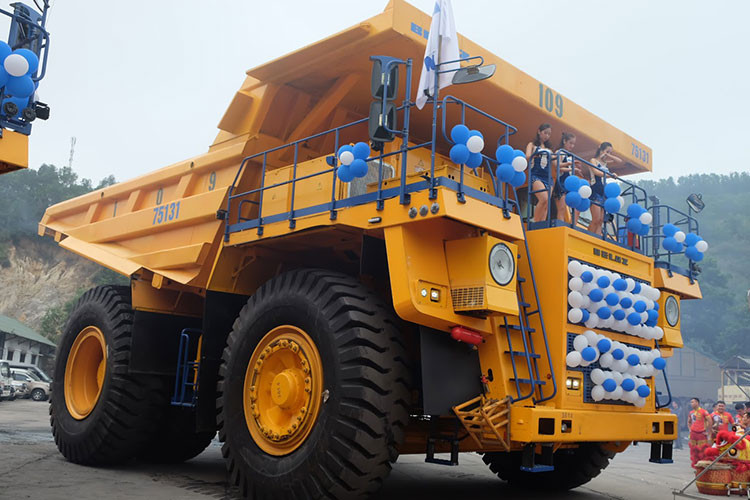Xe tải tự đổ BelAZ-75131 có khả năng vận chuyển được 75,5m3 khối đất đá trong một chuyến. Được biết giá xe tải BelAZ-75131 trên thị trường hiện nay là khoảng 1,6 triệu USD (tương đương 35 tỷ Đồng).