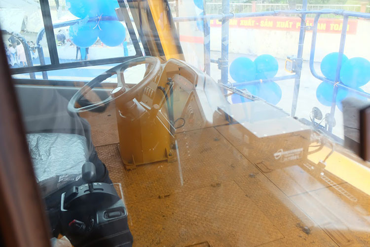 Những ưu điểm của xe BelAZ khi vận hành: Chuyển động có độ mượt mà cao và có khả năng cơ động tốt (do bán kính vòng quay nhỏ). Độ tiêu thụ nhiên liệu ít. Thuận tiện trong thực hiện các công việc bảo dưỡng, bảo trì. Thời gian hoạt động của các chi tiết phụ tùng lâu và hoạt động với hiệu suất cao...