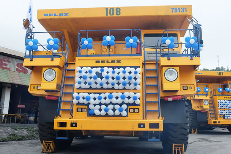 BelAZ là một hãng sản xuất những loại xe tải chuyên dụng đặc biệt đến từ đất nước Balarus, và sản phẩm cung cấp cho Việt Nam với tải trọng 130 tấn mới chỉ là loại trung bình, trong khi chiếc xe kỉ lục mà hãng này cung cấp có tải trọng siêu khủng rơi vào khoảng 430 tấn.
