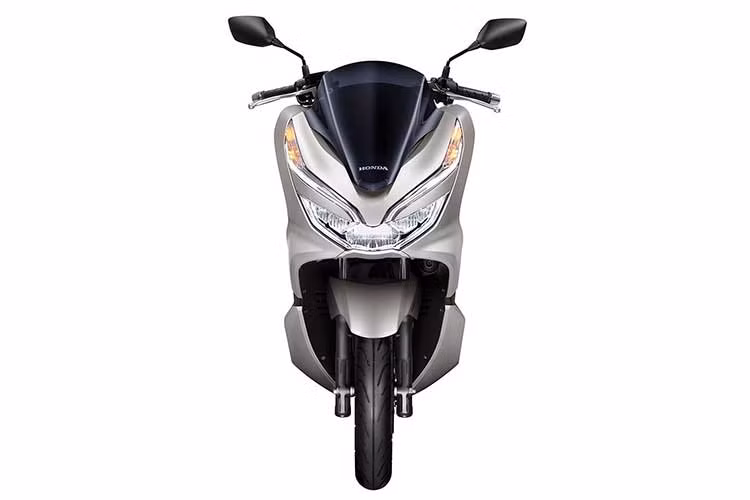 Phía trước của xe được cải tiến hơn bằng cách tạo thêm điểm nhấn cho phần đèn trước thông qua việc sử dụng tấm ốp đặt giữa đèn pha và đèn định vị, đồng thời vị trí của 2 đèn cũng được bố trí chếch lên phía trên, góp phần tăng thêm độ sắc sảo và cảm giác bề thế của cụm đèn, mang lại cảm giác oai vệ và hiện đại cho phần đầu xe.