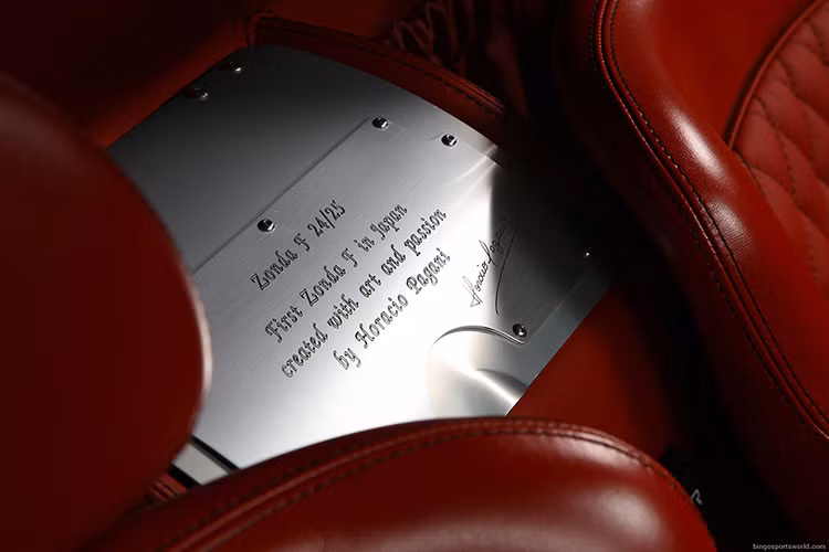 Logo phiên bản Pagani Zonda F Clubsport 24/25 được sản xuất và nhập khẩu vào Nhật Bản năm 2008 được khắc cực kỳ tinh tế.