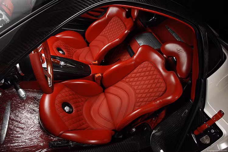 Nội thất chiếc xe màu đỏ mận, một màu sắc dịu mắt dễ tạo cảm giác thoải mái, hưng phấn cho người cầm lái.