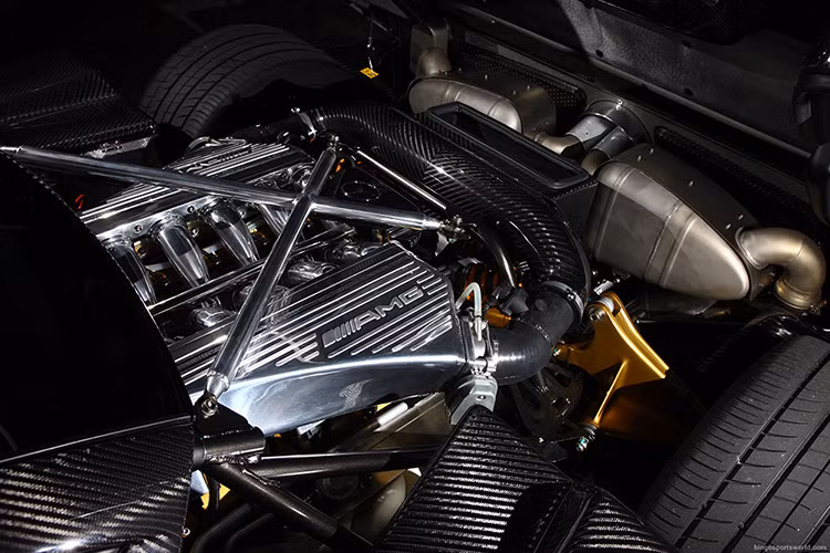 Chiếc Zonda F Clubsport 24/25 còn được chủ xe đầu tư tùy chọn ống xả điện từ nhà sản xuất, một nâng cấp rất đáng giá cho tiếng gầm.