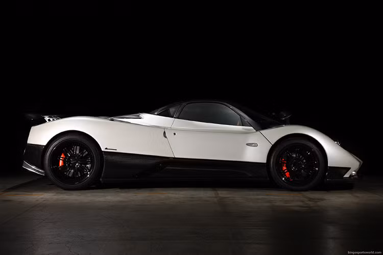 Ngoại thất của Pagani Zonda F Clubsport 24/25 là sự kết hợp giữa màu trắng ngọc trai và màu đen từ sợi carbon. Bánh xe được sơn màu đen trong khi phanh gốm được sơn màu đỏ tươi.