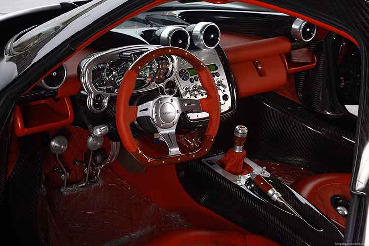 Nhắc đến tuổi đời 7 năm của Pagani Zonda F Clubsport 24/25, sẽ thật bất ngờ khi biết nó mới chỉ chạy có 1380 km. Về cơ bản siêu xe này gần như mới 100%, các chi tiết từ sơn đến nội thất...