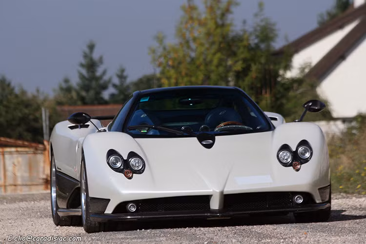 Pagani Zonda F Clubsport sở hữu động cơ 650 mã lực, mô-men xoắn 780 Nm và có thể tăng tốc từ 0-97km/h trong 3,6giây. Tốc độ cực đại của xe là 346km/h, vượt xa tốc độ của một chiếc xe đua chuyên nghiệp. 