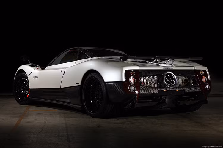 Chiếc Pagani Zonda F Clubsport màu trắng đang được rao bán tại Tokyo, Nhật Bản mang số hiệu 24/25, cũng là chiếc Zonda F đầu tiên tại Nhật Bản – đất nước rất chuộng các sản phẩm của Pagani.