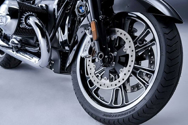 Hệ thống treo với phuộc trước ống lồng đường kính 49mm, phuộc sau monoshock và hành trình của hai giảm xóc là 120mm. Mâm trước 19inch trang bị đĩa đôi 300mm cùng kẹp phanh 4 piston và mâm sau 16inch với đĩa đơn.