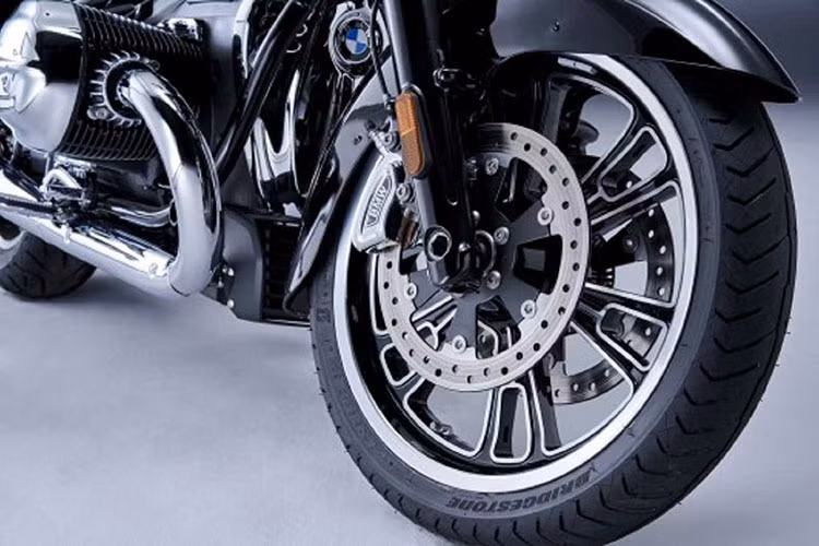 Hệ thống treo với phuộc trước ống lồng đường kính 49mm, phuộc sau monoshock và hành trình của hai giảm xóc là 120mm. Mâm trước 19inch trang bị đĩa đôi 300mm cùng kẹp phanh 4 piston và mâm sau 16inch với đĩa đơn.