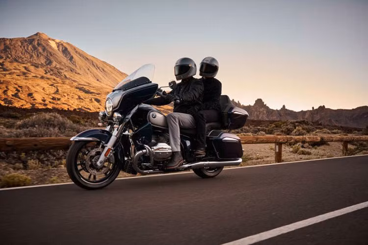 Hãng xe Đức cũng sẽ cung cấp cho cả hai mẫu xe ba lựa chọn màu sắc gồm đen bóng, 719 Galaxy Dust và Manhattan mờ, bên cạnh đó là phiên bản “First Edition” với màu sơn độc quyền cùng các chi tiết mạ chrom. BMW còn có cả gói “Option 719” với nhiều phụ kiện cao cấp.